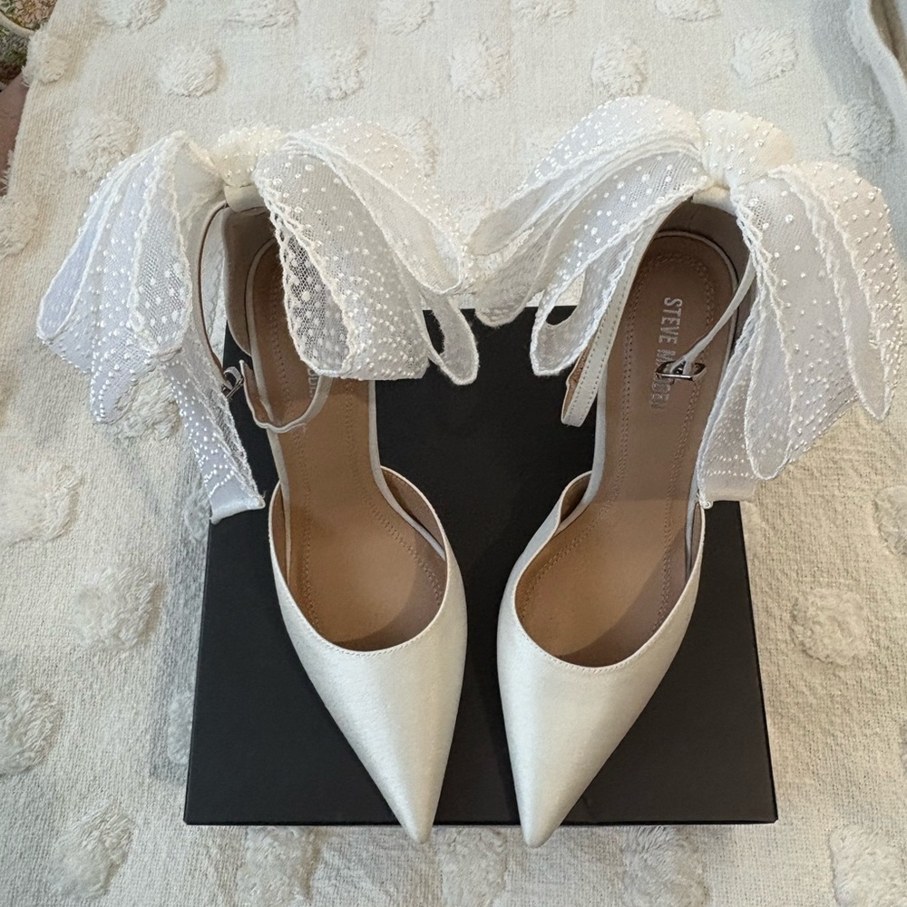 Steve Madden Ivory Lace Bow Heels